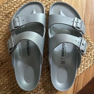 Very gently worn women’s Birkenstocks EVA Arizona sandals size 41 in silver.